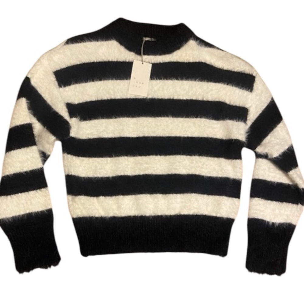 NWT Size XS Woman’s top Long Sleeve Sweater. Feels so warm and cozy. Soft! - Picture 1 of 5